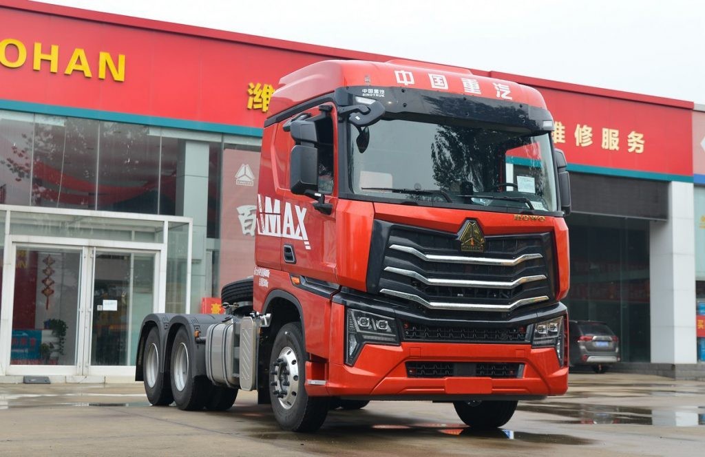 Heavy Duty SINOTRUK 6X4 371HP 40Tons Tractor Head Truck For Sale