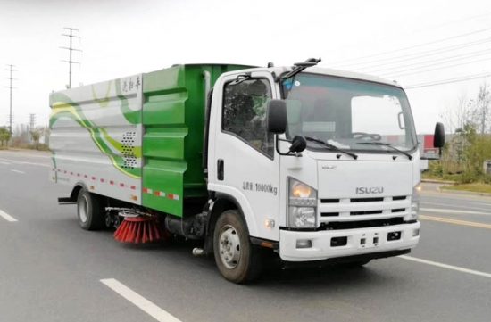 Isuzu 700P street cleaning  truck