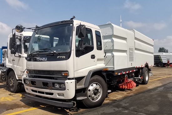 ISUZU FTR High-Pressure Washing Cleaning Street Vacuum Road Sweeper Truck