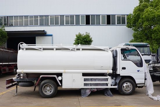 ISUZU 600P 3000L Diesel Oil Transporter Capacity Fuel Tank Tanker Truck