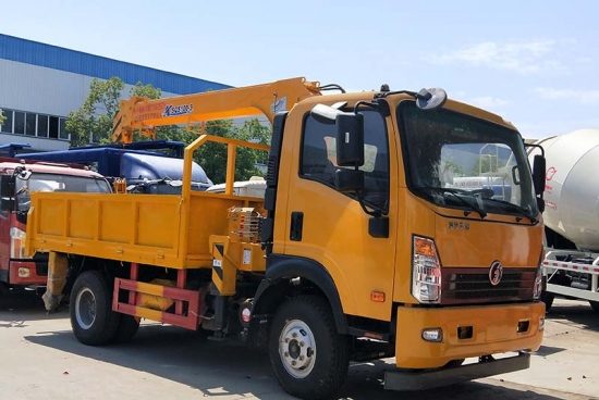 HOWO 4×2 120hp Cargo Truck with 4ton Crane