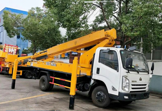 HOWO 4×2 LHD 14M Telescopic Type Bucket Crane Truck