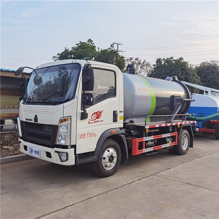 HOWO 5CBM 6Wheeler Small Volume High Pressure Industrial Vacuum And Jet Vehicle