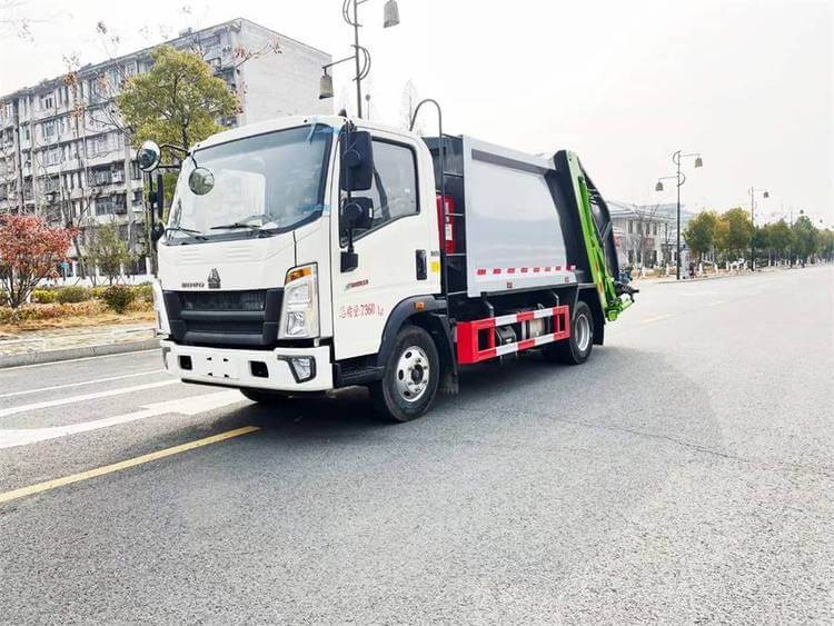 SINO HOWO 4×2 RHD industrial trash refuse compactor garbage truck